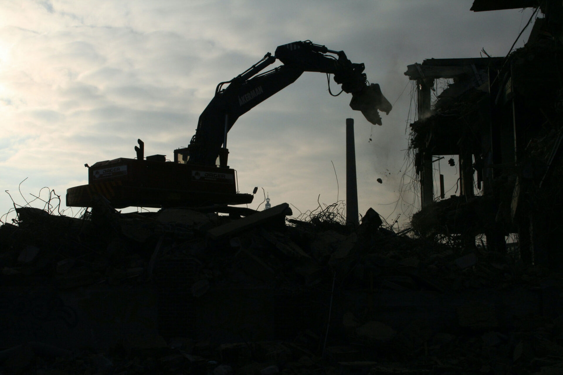 Demolishing crane eating the building 1196734 1279x852